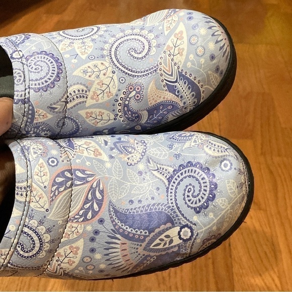 6.5 OHMM clogs. Great for nurses or someone who works in a kitchen or restaurant - Picture 6 of 10